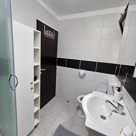 Apartment Lela - Self Check-In And Check-Out Otočac Buitenkant foto